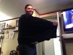 tried on my old 7xl sweater while im a 2xl now