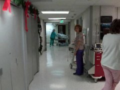 Yep, that's me being pushed off to the OR. The chick near the corner is Martha. She pronounced her name "Mawtha" cos she has such an adorable southern drawl.