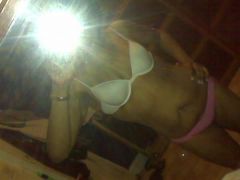my belly button + SKIN = makes a sad face :( lol
