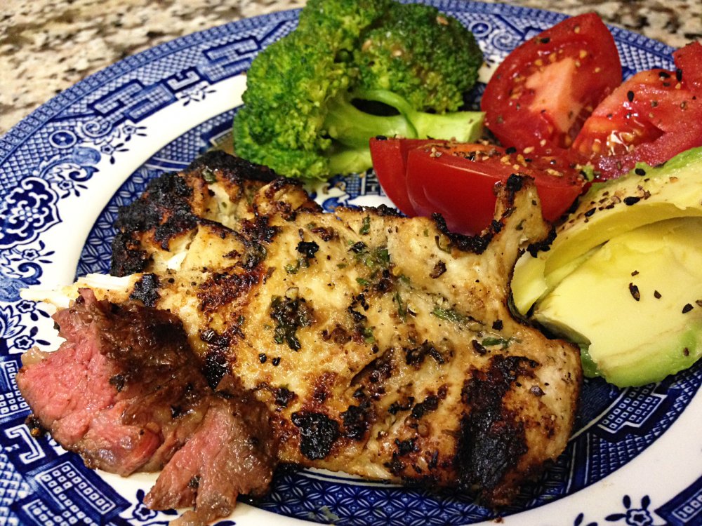 grilled-chicken-ribeye-broccoli-avo-tomato090418_web.thumb.jpg.6bff18bdf639d56643b1517403c7a209.jpg