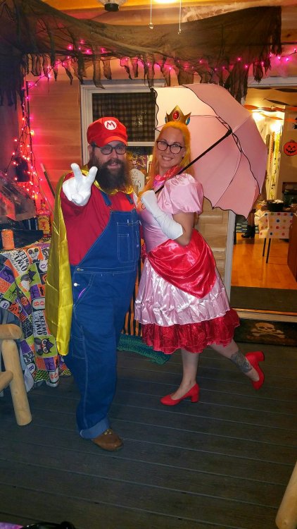 639980843_MarioandPeach.thumb.jpg.a6a93344455474ff9fc4b6a697724129.jpg