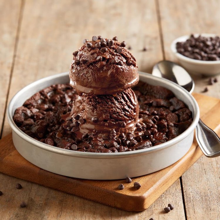 img_58b77020a1dd47.50092419_Triple-Chocolate-Pizookie-w-choco-chips-800.jpg