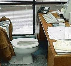 213408421_toiletdesk.jpg.4bbef7369de5076bd7c8ecfb71ff79a3.jpg
