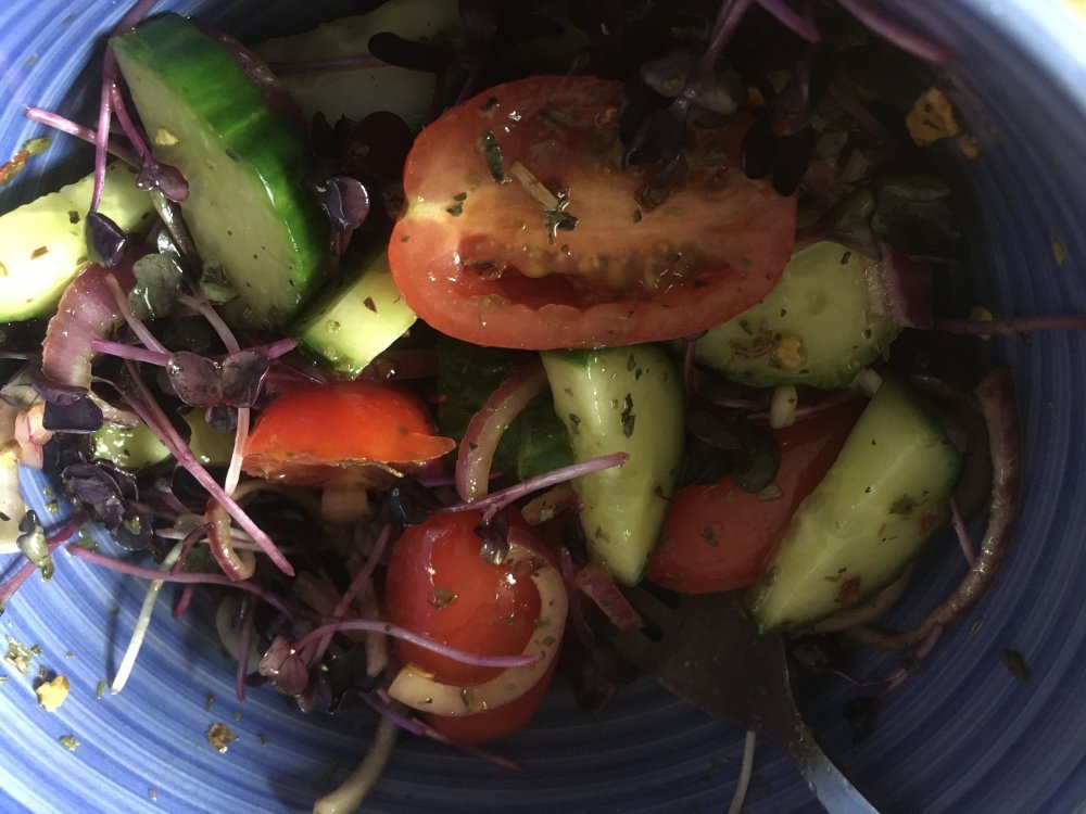 salad.thumb.jpg.7f3329f347de5cbb147fd2ba10d2dc2a.jpg